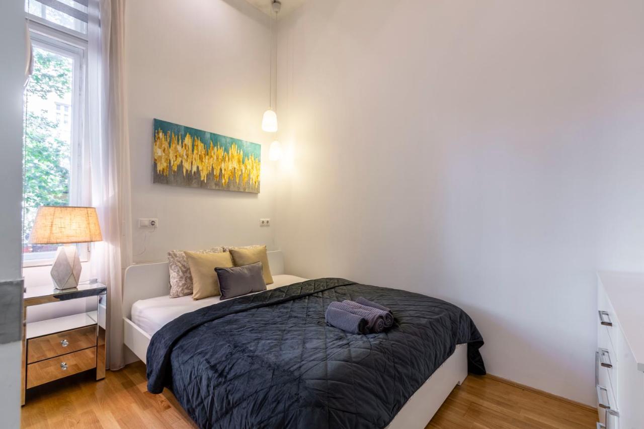 Luxurious & Spacious Downtown Residence In Liszt Ferenc Square Budapest Exterior photo