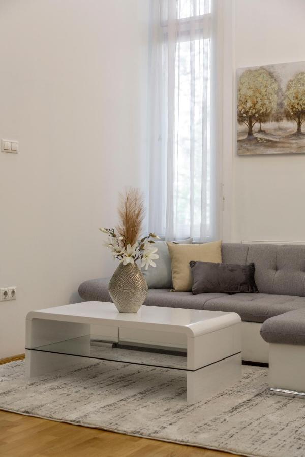 Luxurious & Spacious Downtown Residence In Liszt Ferenc Square Budapest Exterior photo